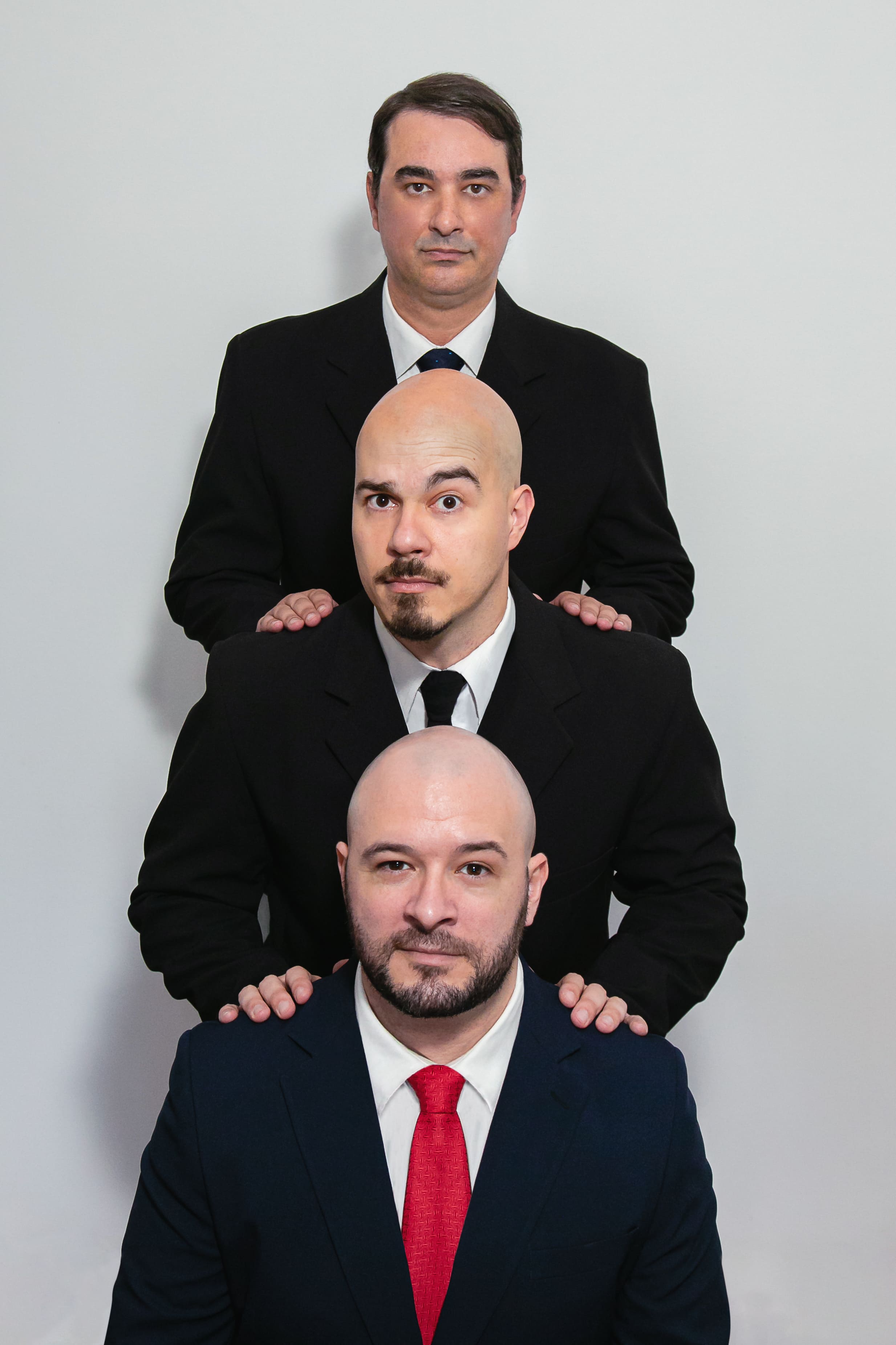 Três homens de terno