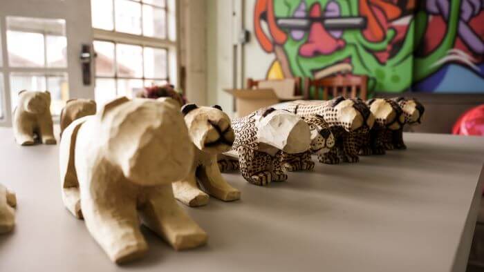Esculturas de animais sobre mesa