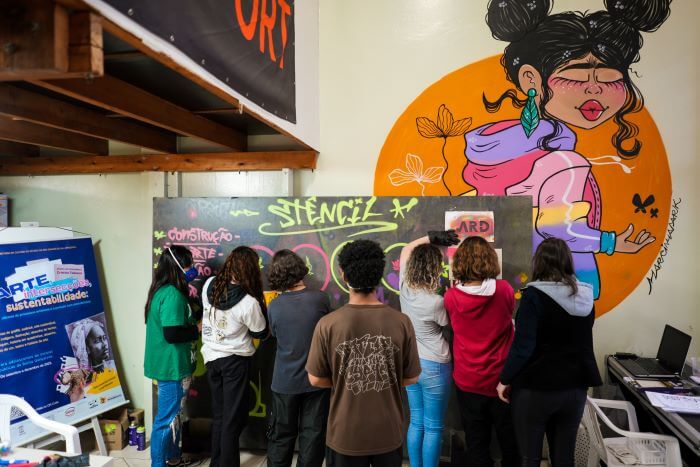 Adolescentes desenhando em parede