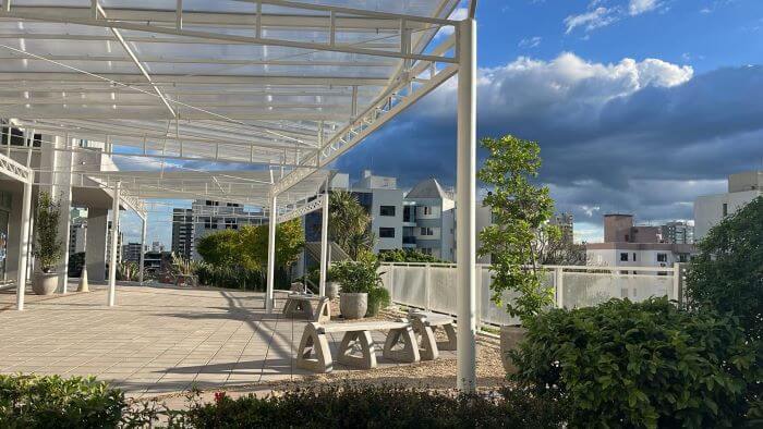 Fundação Marcopolo promove eventos para uma cidade mais criativa e mais justa Jardim com bancos