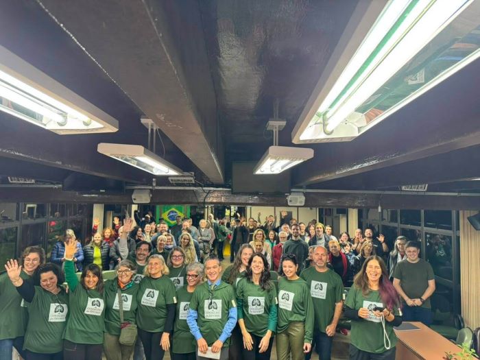 Pessoas reunidas na câmara 