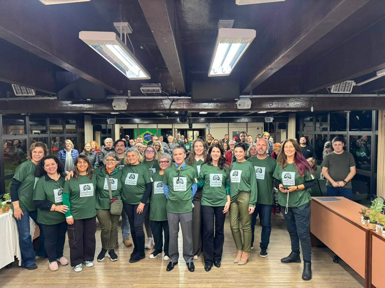 Pessoas reunidas na câmara  