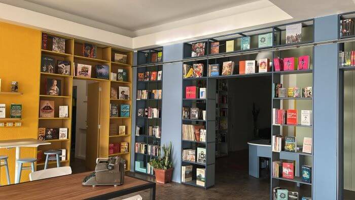 Fundação Marcopolo promove eventos para uma cidade mais criativa e mais justa Biblioteca com paredes azuis e amarelas