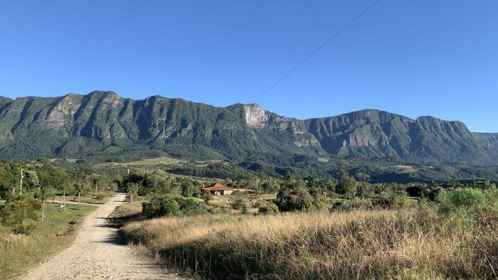 Casa em lugar isolado com árvores e montanhas