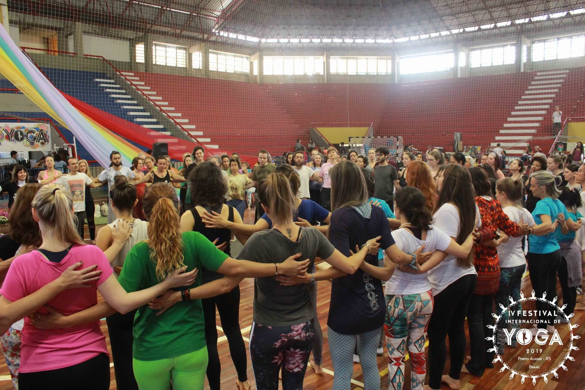 Pessoas meditando juntas