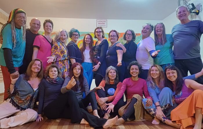 Pessoas reunidas em sala de dança