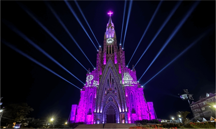 Catedral com iluminação roxa