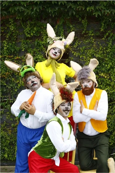 Pessoas vestidas de coelho