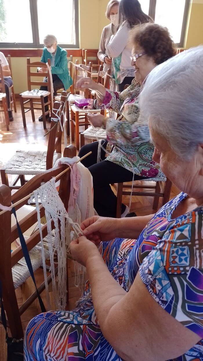 Grupo Imigrantes Della Montagna Mulher fazendo artesanato
