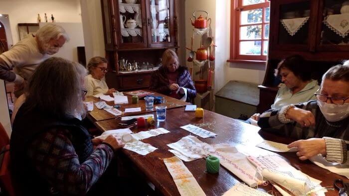 Grupo Imigrantes Della Montagna Mulheres fazendo artesanato