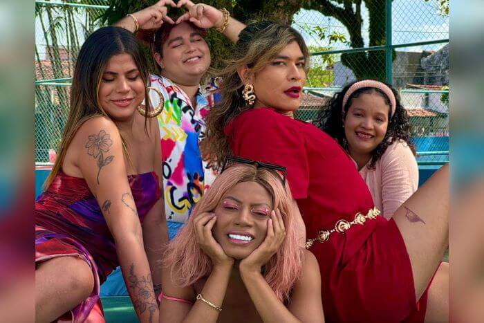 Mulheres reunidas posando para a câmera