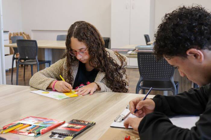 Adolescentes desenhando