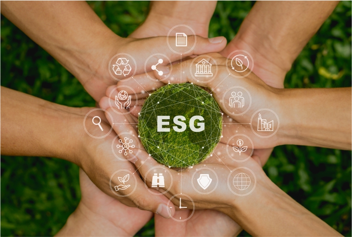 Mãos seguranmdo as letras ESG