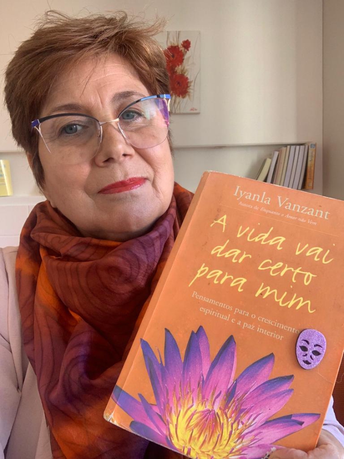 Eliana Borelli com livro A vida vai dar certo para mim