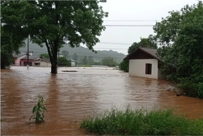 Casas embaixo da água em enchente do Rio Grande do Sul
