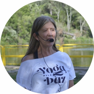 Eve Pisani Mulher falando em microfone