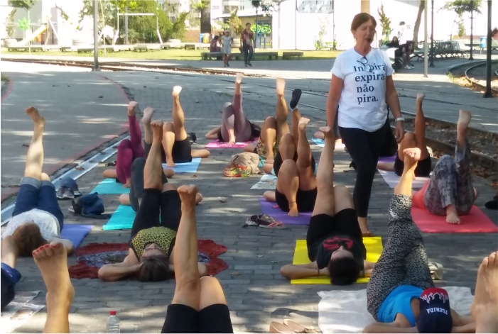 Professora Eve Pisani oriernta o Kaiut Yoga no Yoga na Praça  