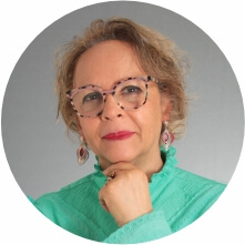 Mulher com a mão no queixo