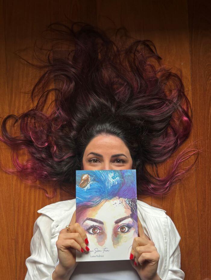 Luisa Fedrizzi Mulher deitada com livro sobre rosto