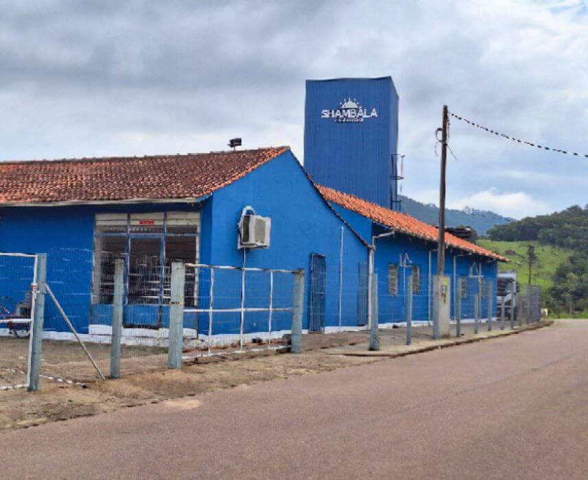 Fachada azul com a logo da Shambala Naturais
