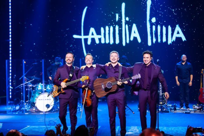 Brilha Caxias 2025 tem mais de 40 atrações Quatro homens abraçados em palco