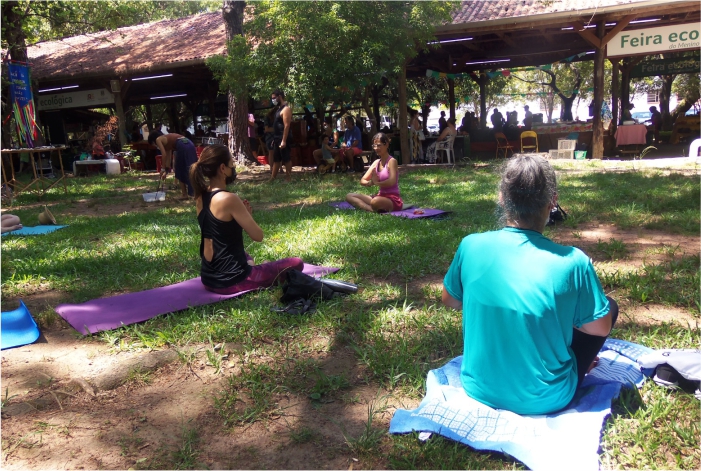 Pessoas praticando yoga na Feira Ecológica do Menino Deus