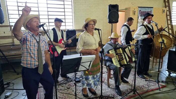Grupo cantando e tocando instrumentos 