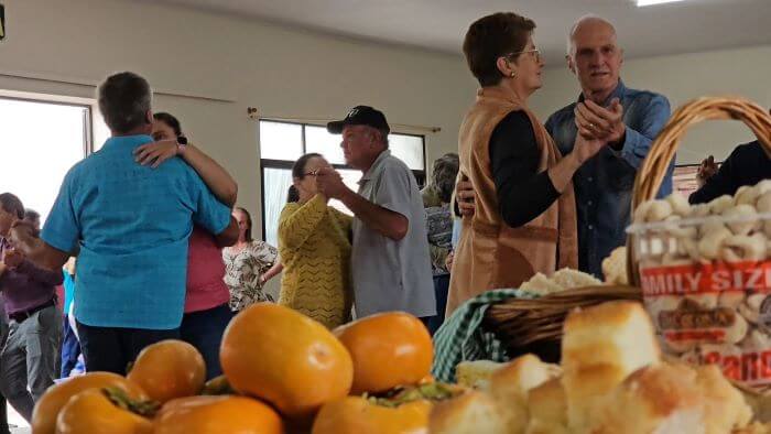 Pessoas dançando em salão