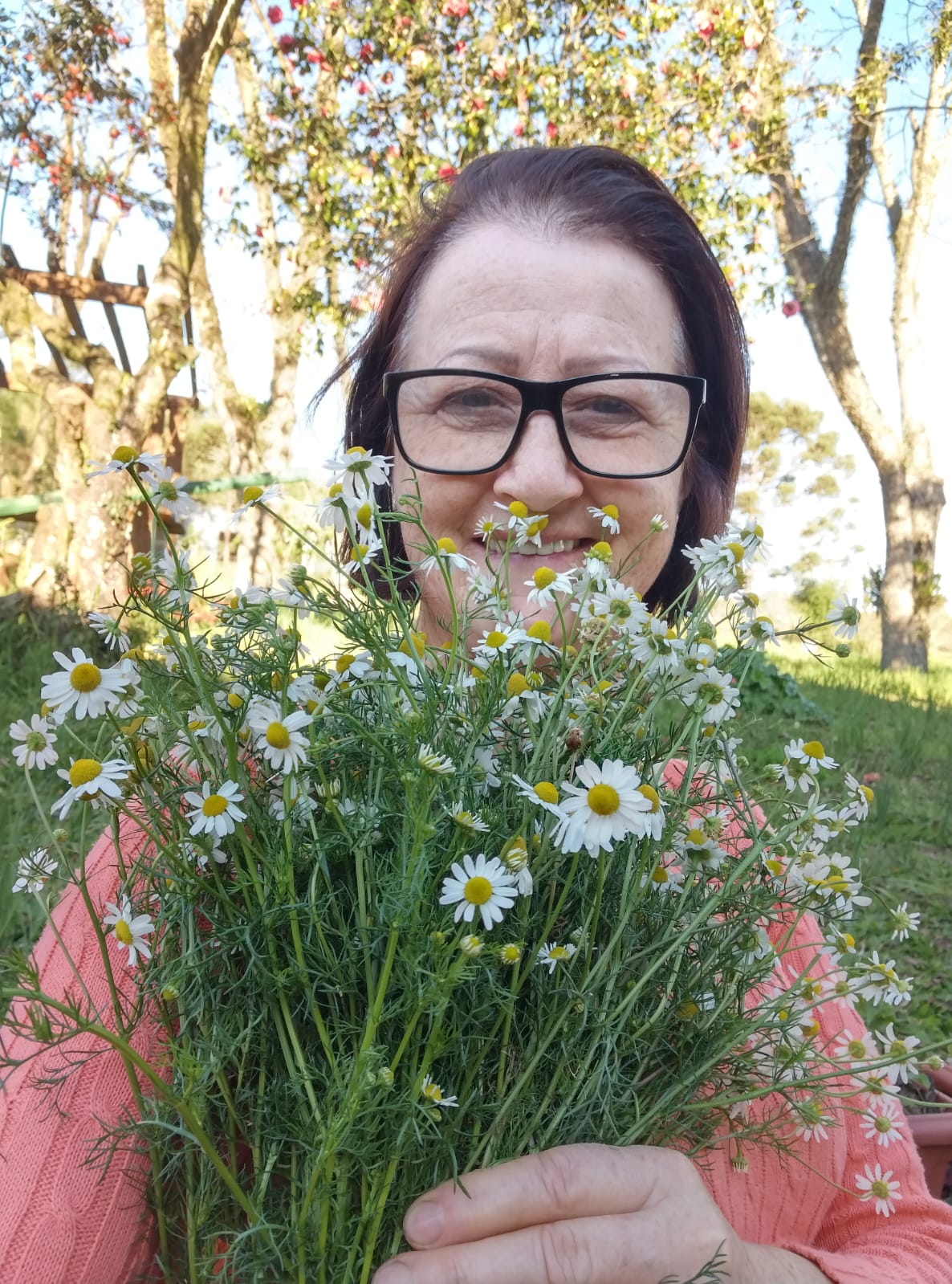 Senhora segurando flores comestíveis