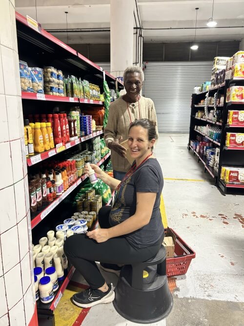 Mulher grávida e homem em frente à prateleira