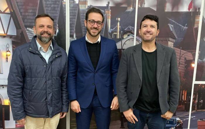 Três homens sorrindo