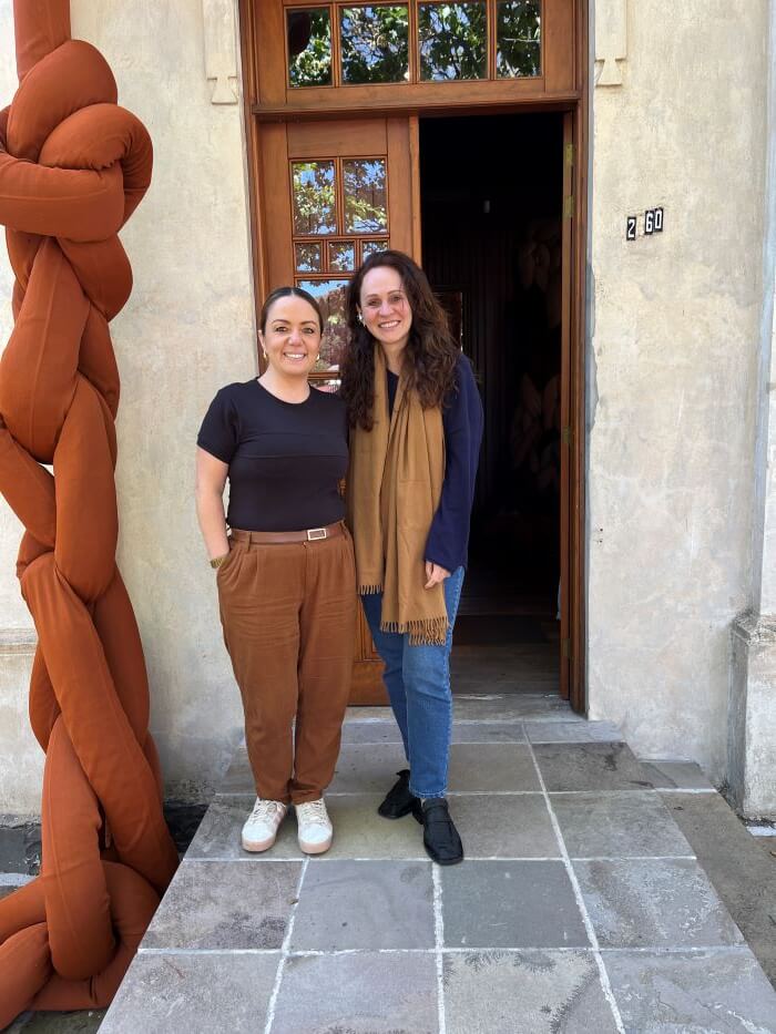 Duas mulheres abraçadas 