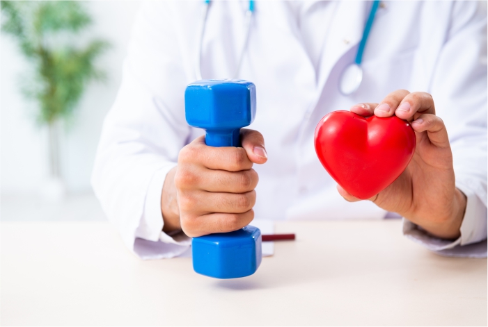 Médico segurando coração e peso de academia