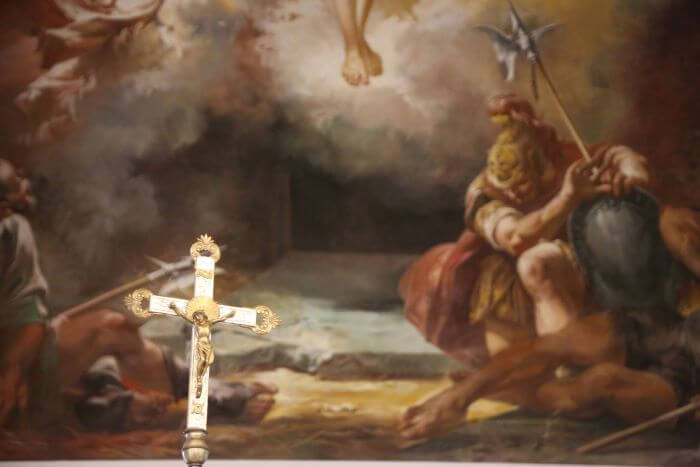 Igreja Santo Sepulcro Cruz em frente à pintura
