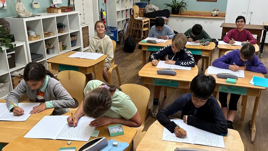 Alunos em sala de aula no Waldorf School ofthe Peninsula