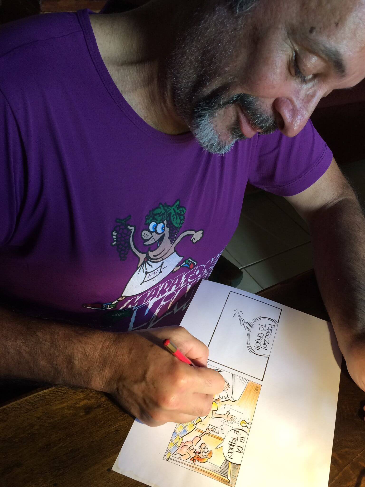 Homem desenhando