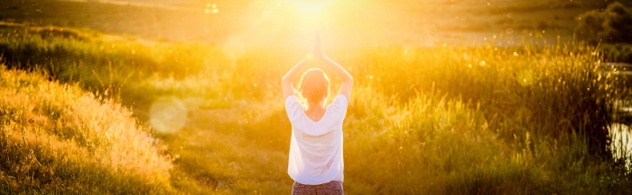 Mulher em campo dourado com sol 