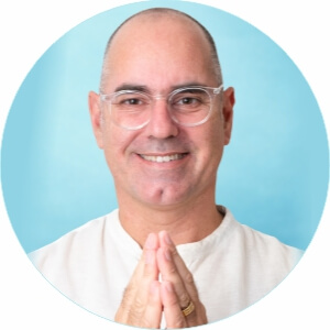 Homem sorrindo com mãos unidas