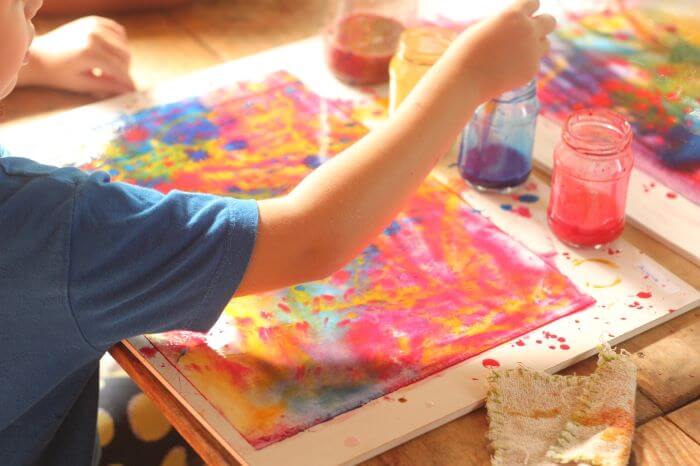 Criança pintando