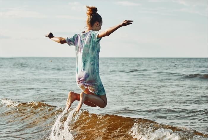 Mulher pulando no mar