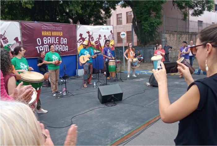 Diversas pessoas na Feira Maesa Cultural