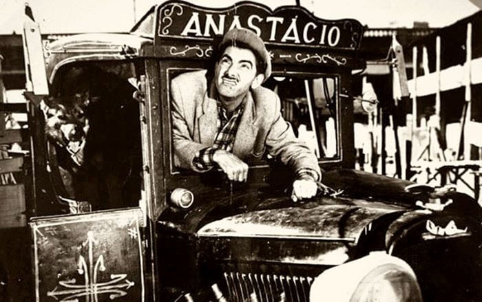 Mazzaropi dentro de carro