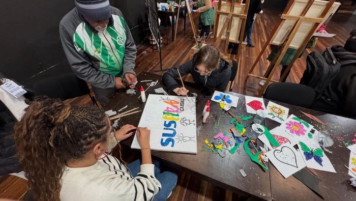 Nós Louc@s + Suspira Mulher e criança pintando cartazes
