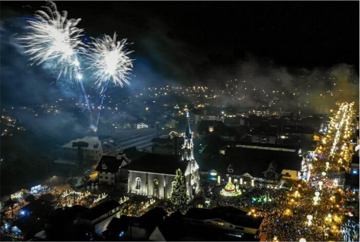 Fogos de artifício à noite