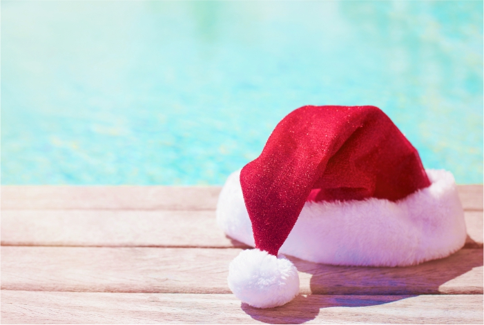 Touca de Papai Noel na piscina