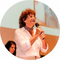 Mulher falando em microfone