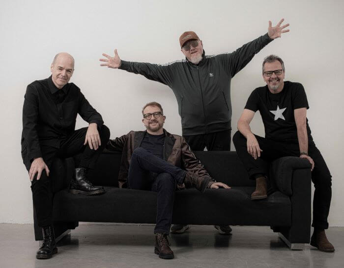 Quatro homens em sofá