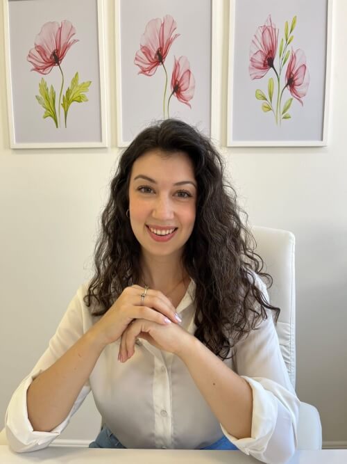 Mulher sentada em consultório 