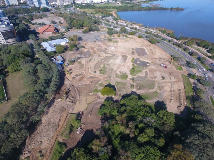 Foto aérea de obras no Parque da Harmonia, em Porto Alegre