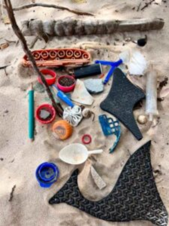 Lixos de plástico na praia de Itapuã